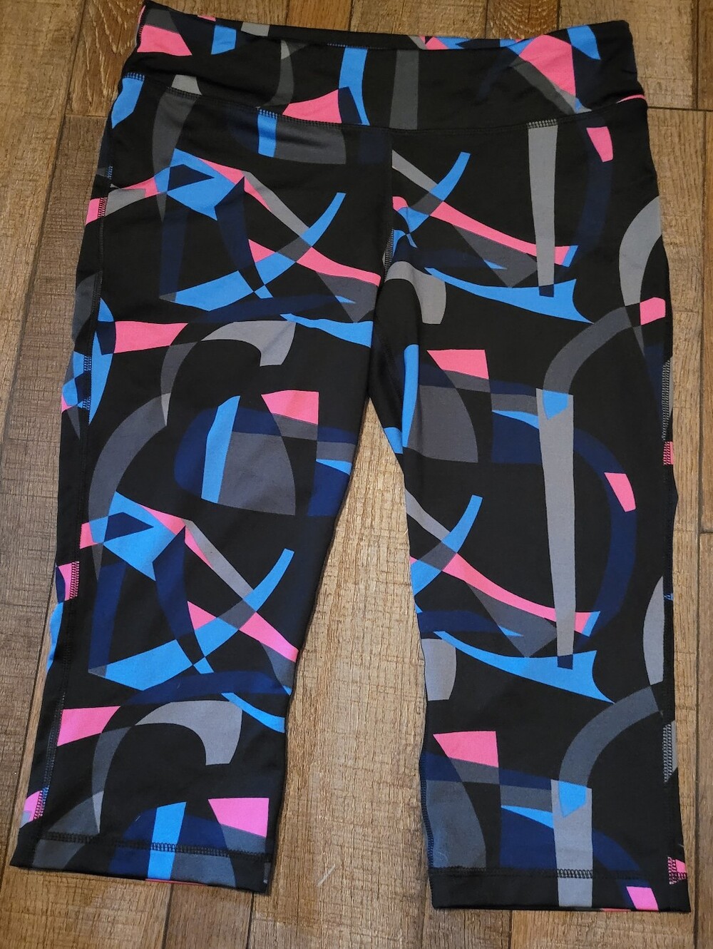 be inspired Black Activewear Top with Blue Accents M